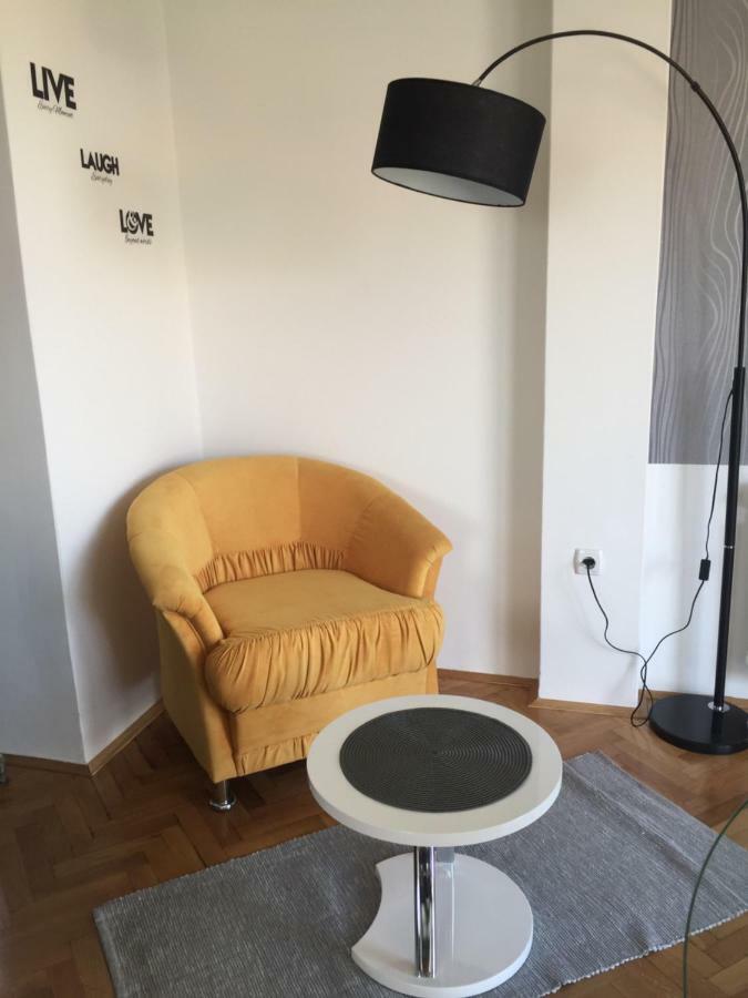 Apartman Studio Sonas 3 With Free Private Parking คาร์โลวัตส์ ภายนอก รูปภาพ
